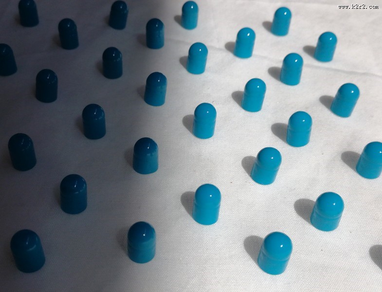 蓝白色相间的胶囊图片