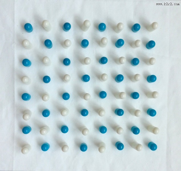 蓝白色相间的胶囊图片