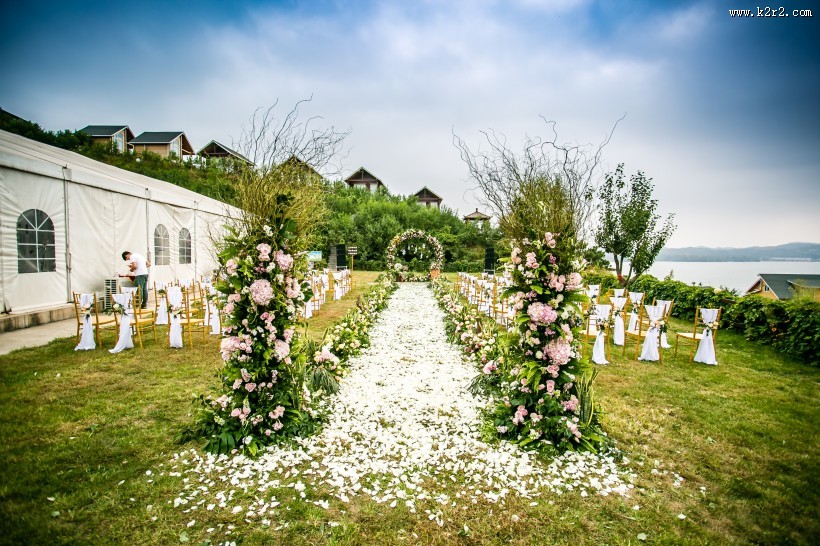 户外草坪婚礼布置图片