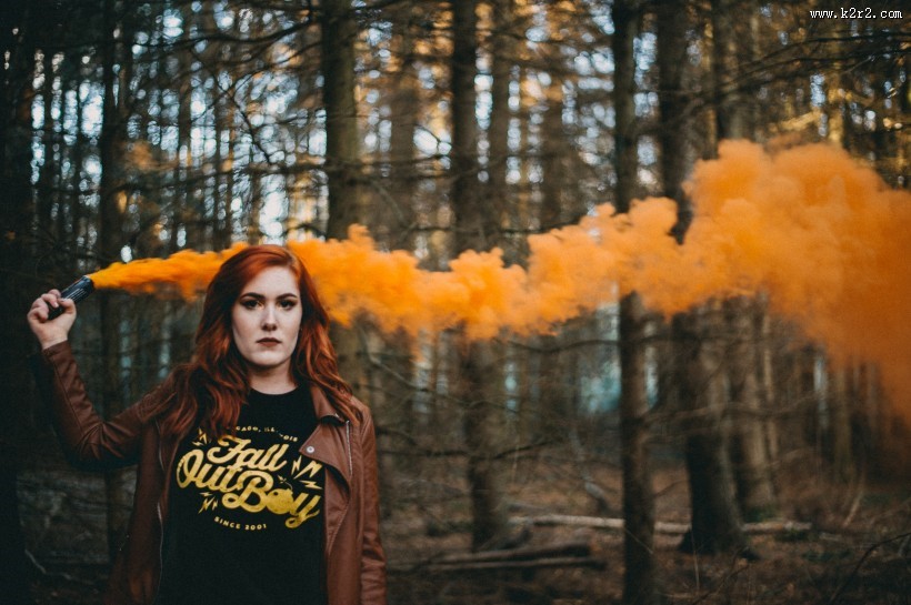 人们释放彩色的烟雾图片