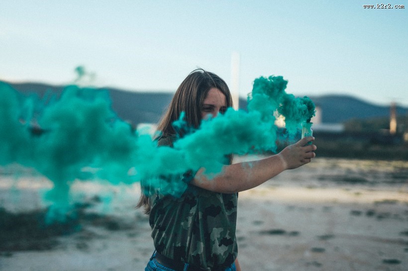 人们释放彩色的烟雾图片