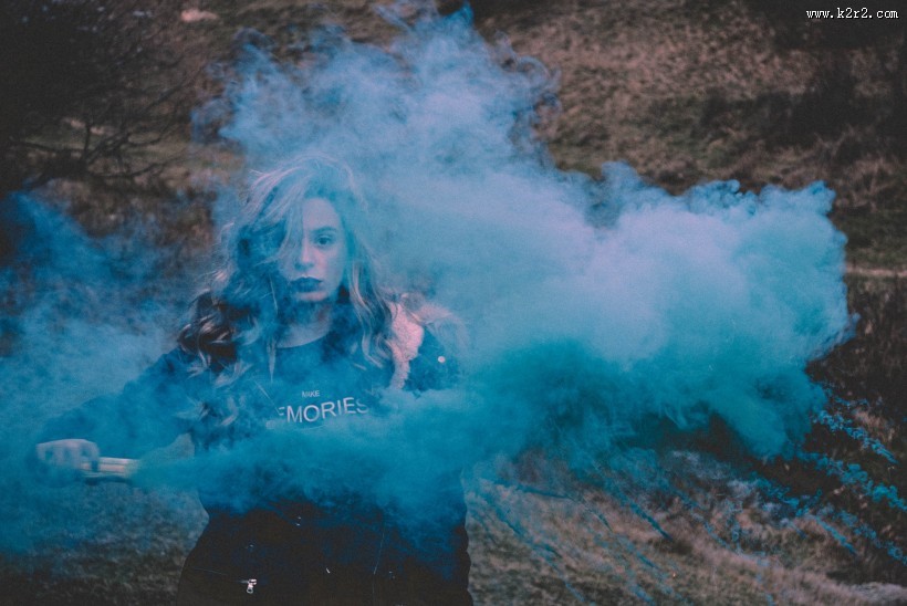 人们释放彩色的烟雾图片