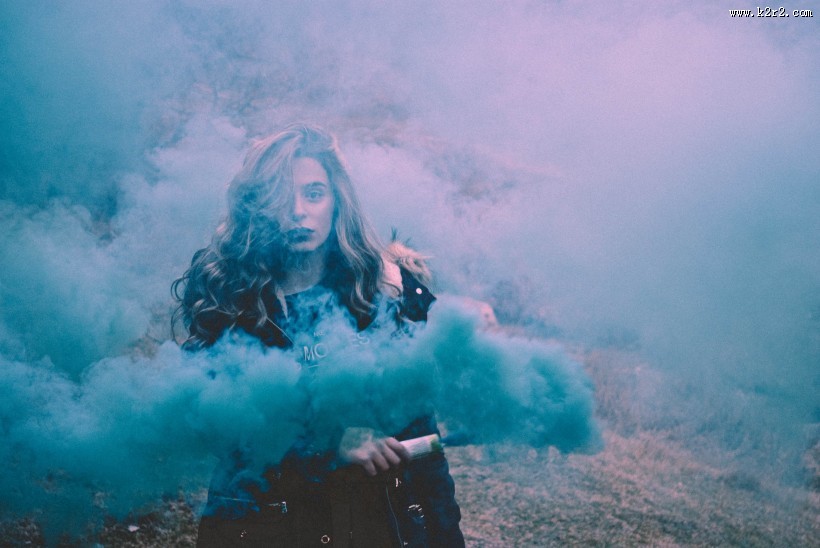 人们释放彩色的烟雾图片