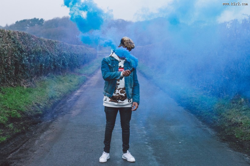 人们释放彩色的烟雾图片