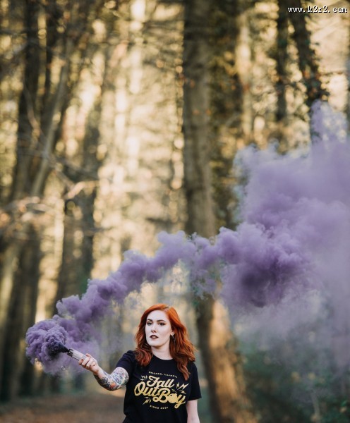 人们释放彩色的烟雾图片