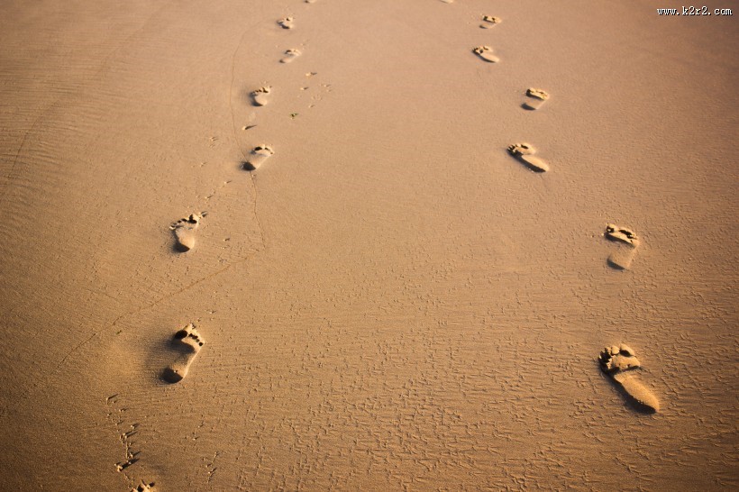 人走后留下来的脚印图片