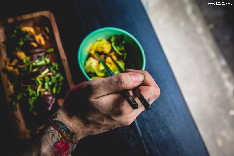 使用筷子用餐图片