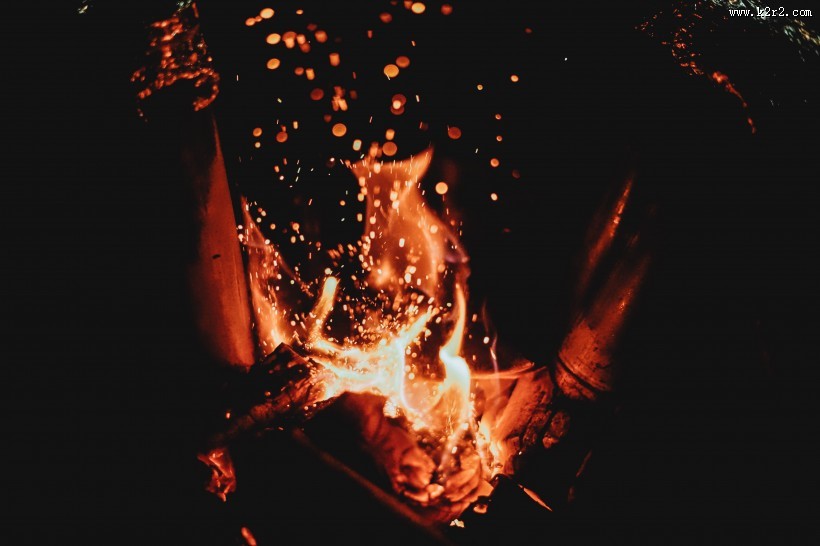 用木材烧的火堆图片