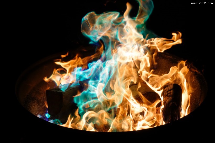 用木材烧的火堆图片