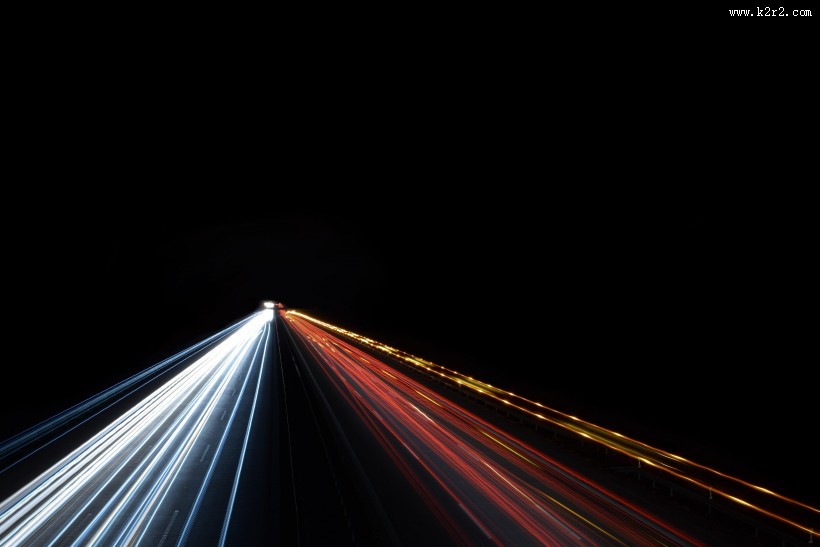 公路上延时拍摄出现的汽车灯光图片