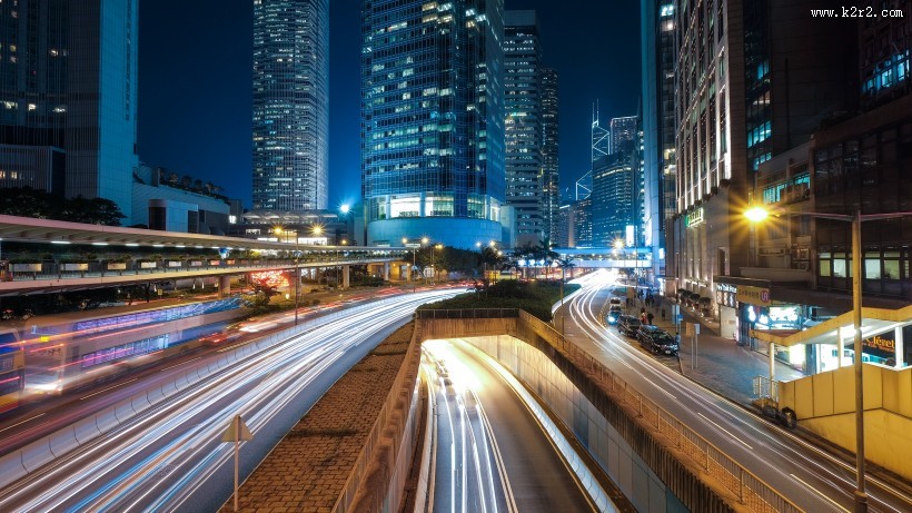 公路上延时拍摄出现的汽车灯光图片