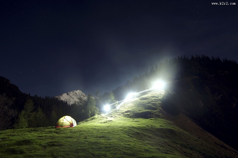 夜晚野外的帐篷图片