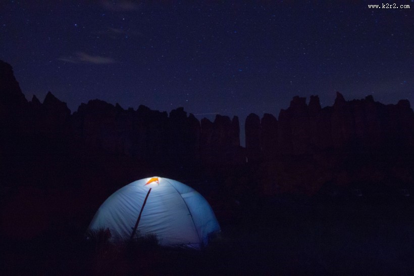 夜晚野外的帐篷图片