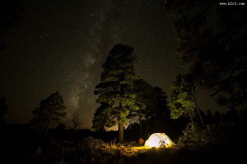 夜晚野外的帐篷图片