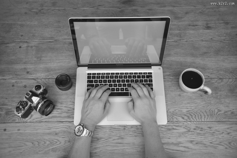 在电脑键盘上的手指图片