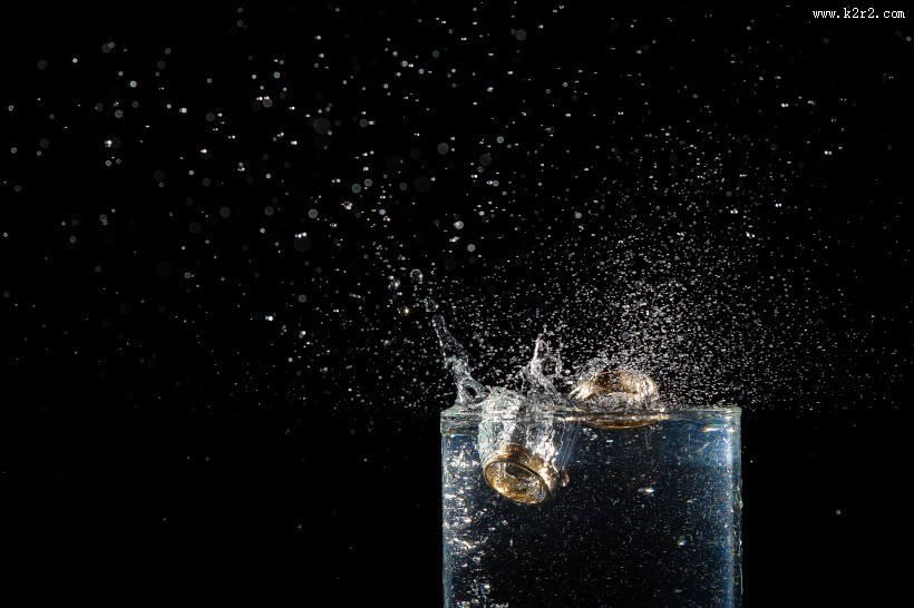 水杯里溅出的水图片