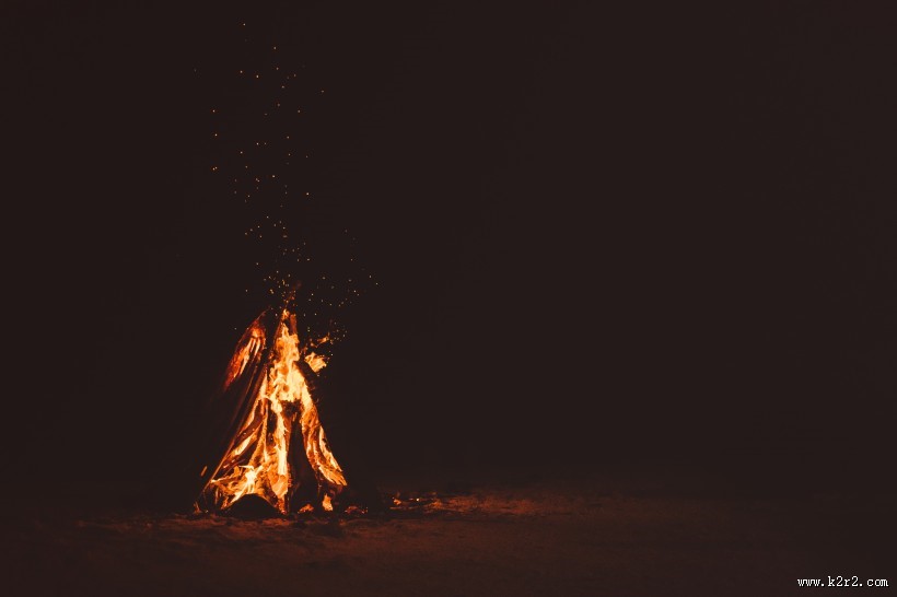 黑夜里的篝火图片