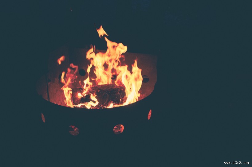 黑夜里的篝火图片