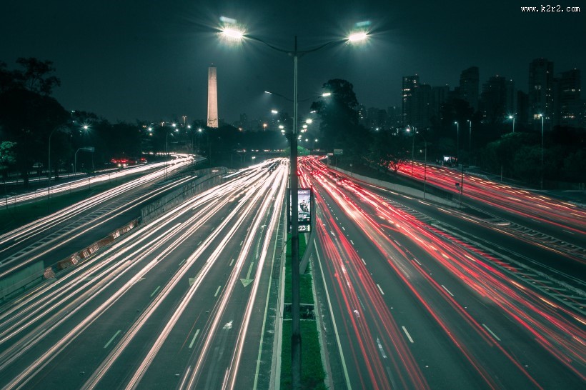 车辆来往的光影痕迹图片