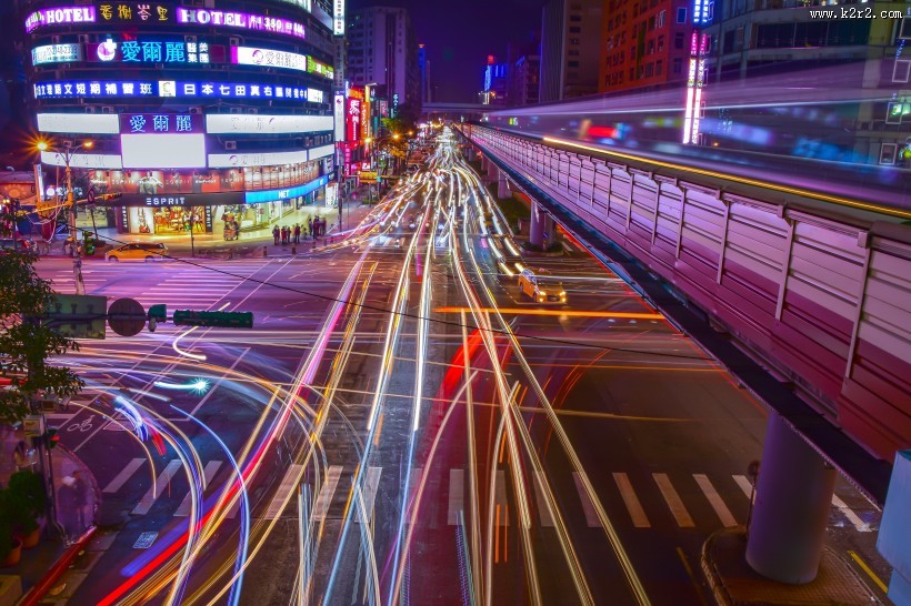 车辆来往的光影痕迹图片