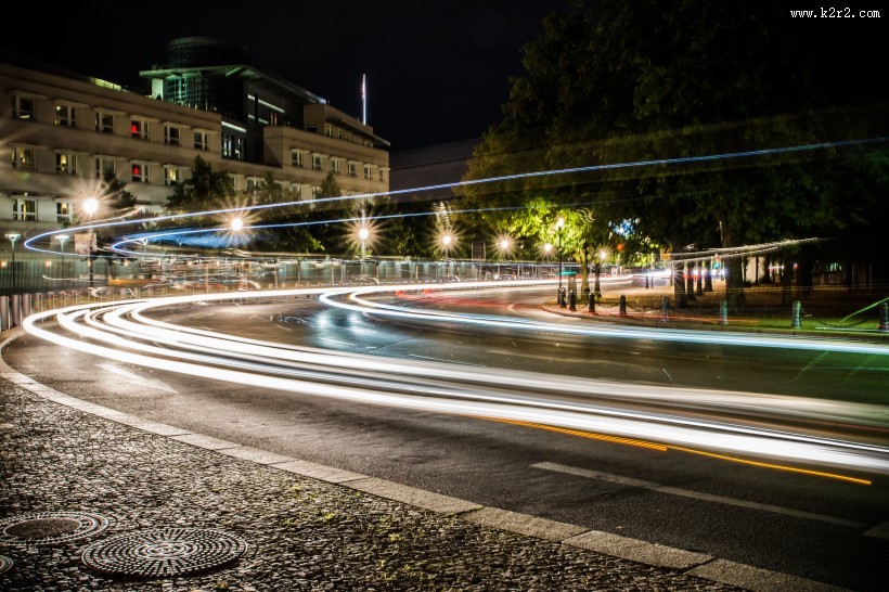 车辆来往的光影痕迹图片