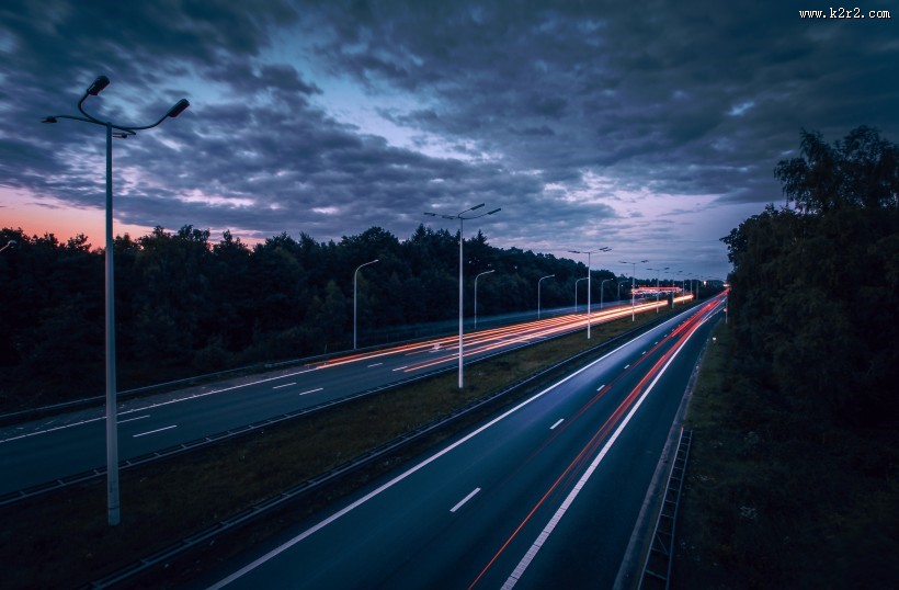 车辆来往的光影痕迹图片