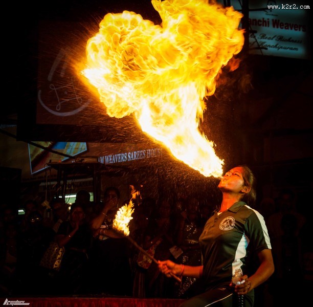 喷火杂技表演图片