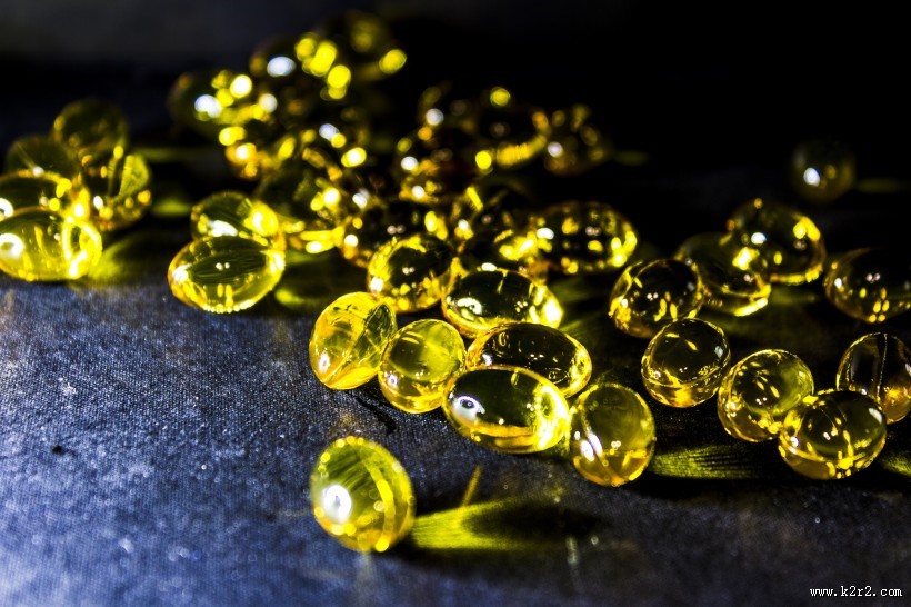 黄色营养的鱼肝油图片