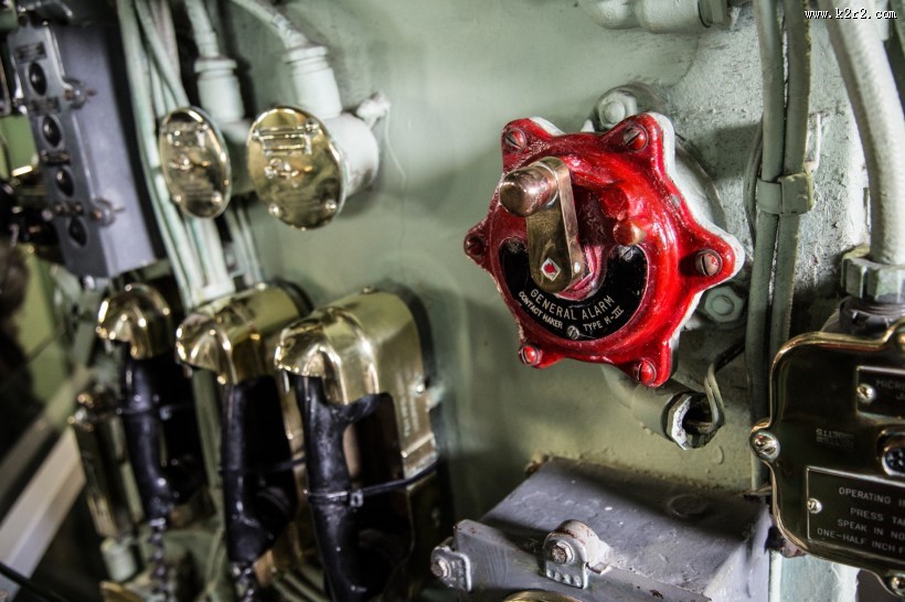 潜艇内部操作台图片大全