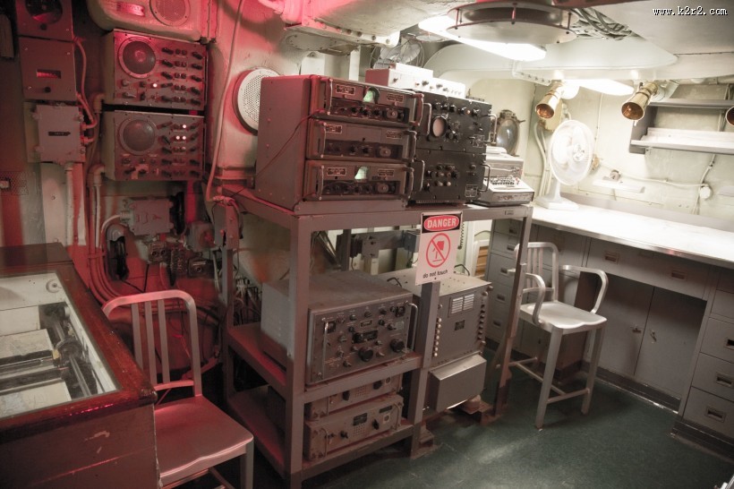 潜艇内部操作台图片大全