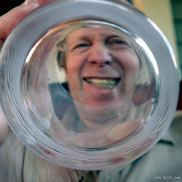 透过玻璃看人物图片