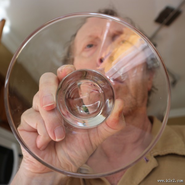 透过玻璃看人物图片