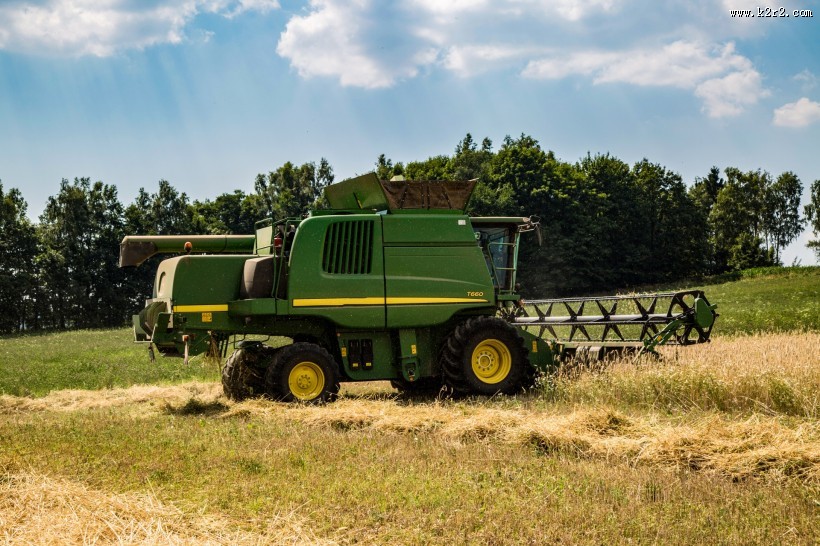 正在收割麦子的收割机图片