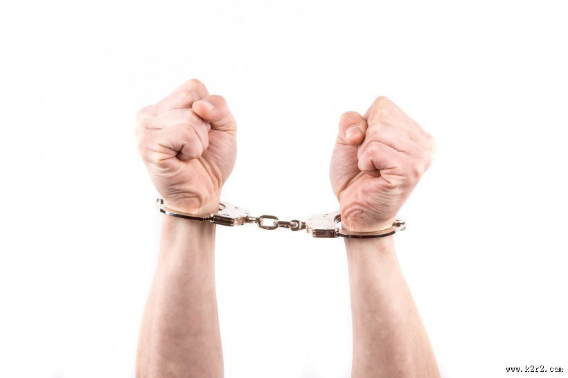 戴着手铐的双手图片大全