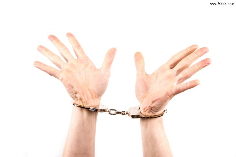 戴着手铐的双手图片大全