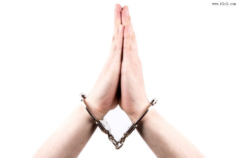 戴着手铐的双手图片大全