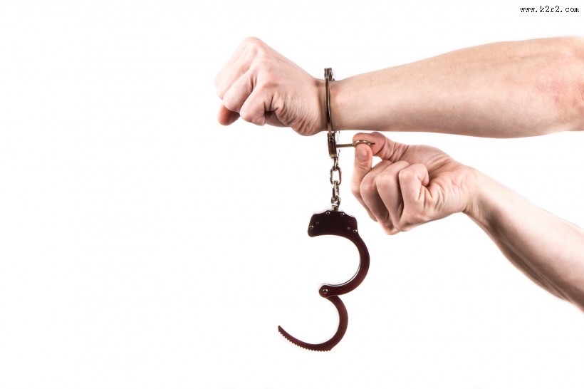 戴着手铐的双手图片大全