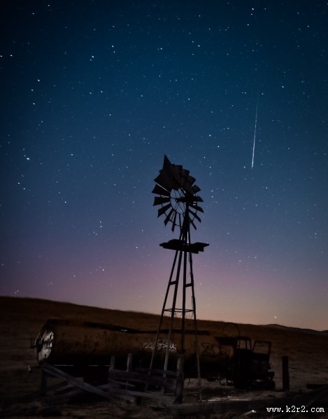 夜空中的流星图片