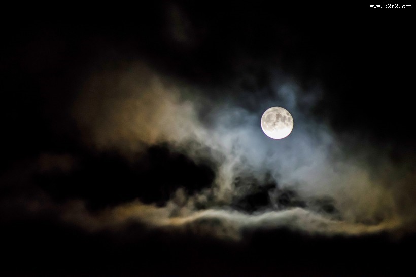 晶莹纯净的月亮图片