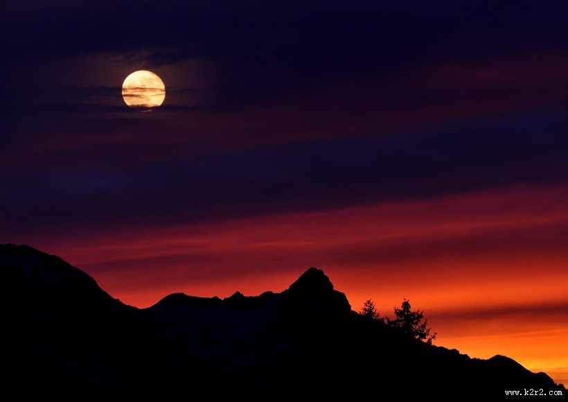 晶莹纯净的月亮图片