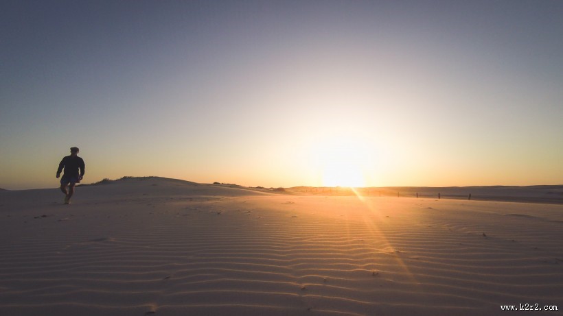 沙漠中的人图片