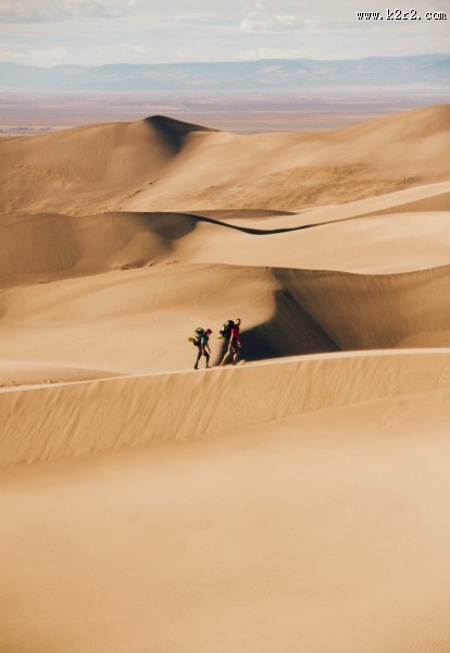 沙漠中的人图片