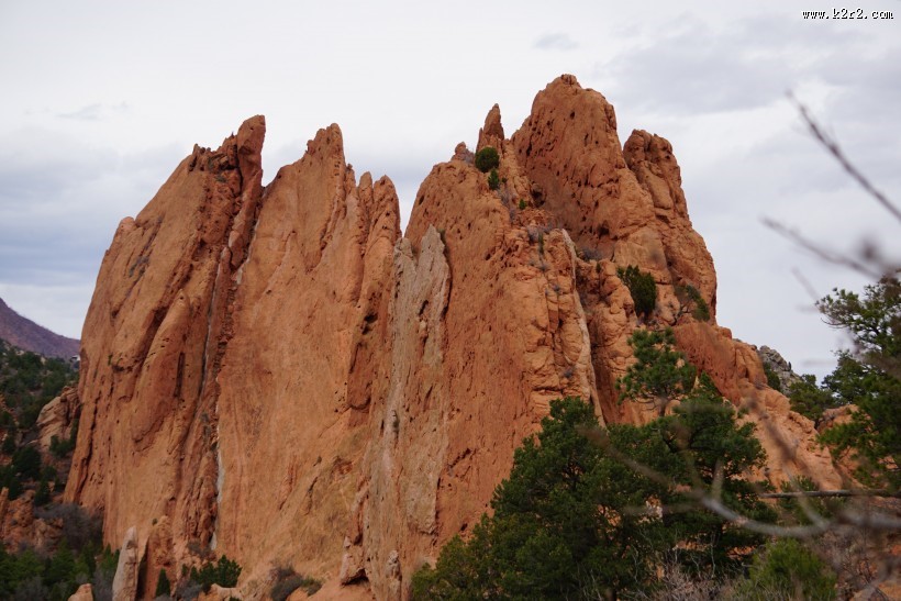 红色的岩石图片