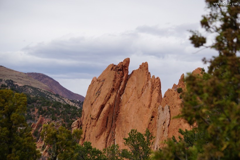 红色的岩石图片