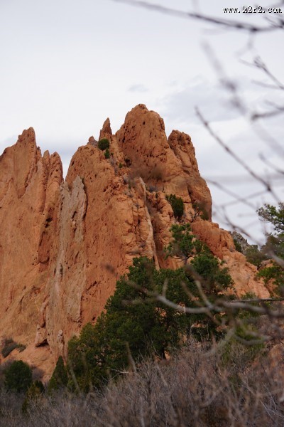 红色的岩石图片