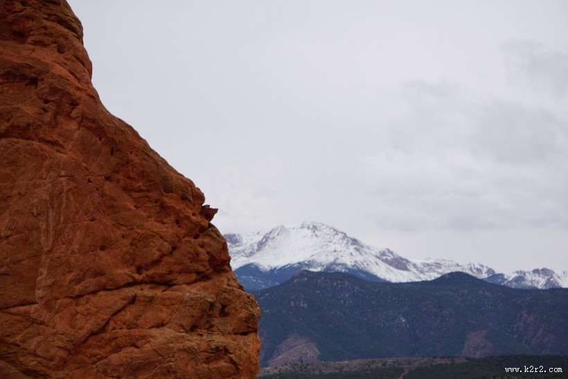 红色的岩石图片