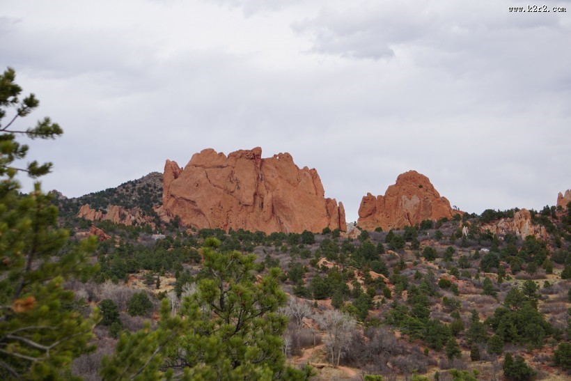 红色的岩石图片