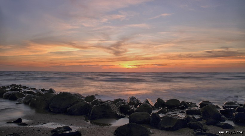 海滩上的岩石图片