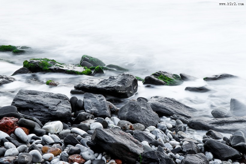 海滩上的岩石图片