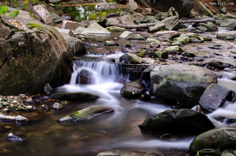 森林小溪山间流水图片